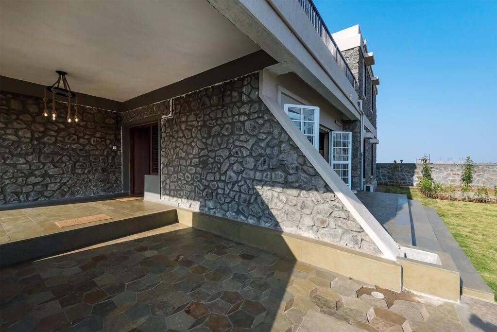 Stone Mansion By Phoenix Stays 伊加特普里 外观 照片