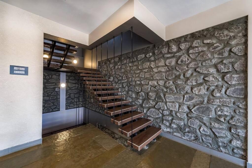 Stone Mansion By Phoenix Stays 伊加特普里 外观 照片