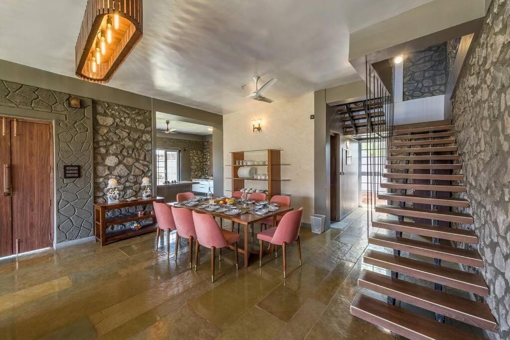 Stone Mansion By Phoenix Stays 伊加特普里 外观 照片